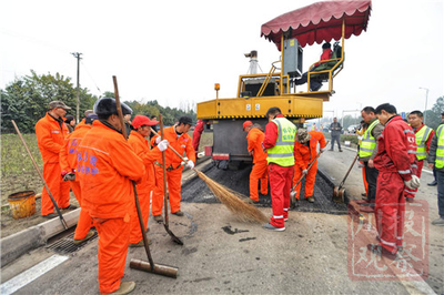 神奇!“再生列车”驶过破旧路面,“秒变”崭新