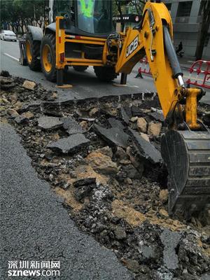 深南东路地面突发塌陷 深圳市交通局表示正在维修 明日上午可恢复