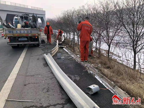 天水高速公路养护所雪后及时修复交通安全设施